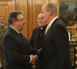 Su Majestad el Rey recibe el saludo del alcalde de Sevilla, Juan Ignacio Zoido Álvarez; en presencia del arzobispo de Sevilla y presidente del Patrona